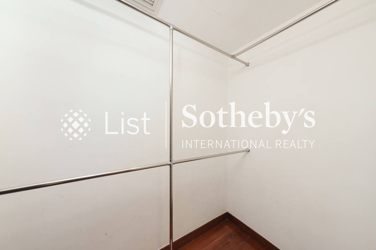 Grenville House 嘉慧園 | Walk-in Closet in Second Ensuite Bedroom 