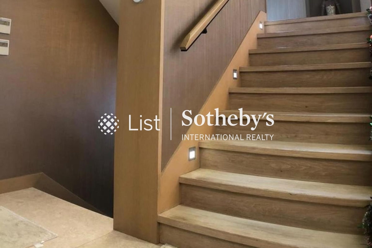 The Hazelton 榛園 | Internal Staircase