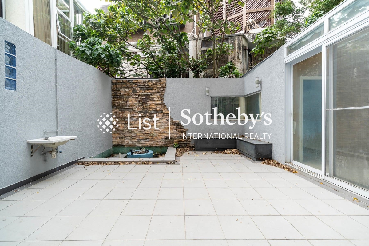 The Hazelton 榛園 | Private Garden off Living Room