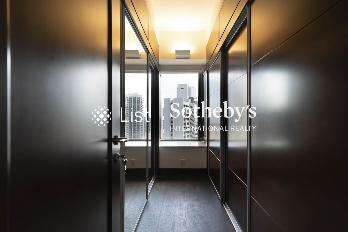 Tavistock II 騰皇居 II | Walk-in Closet in Master Bedroom