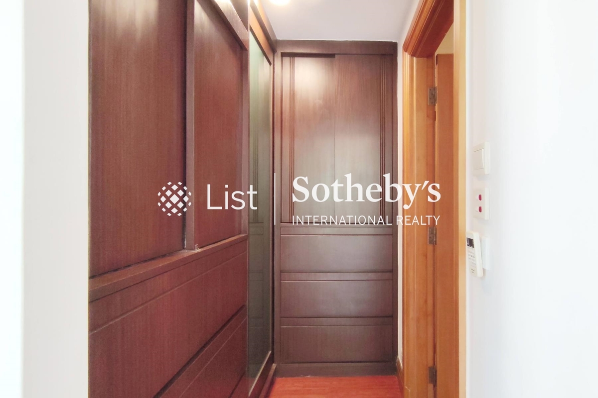Tavistock II 騰皇居 II | Walk-in Closet in Master Bedroom