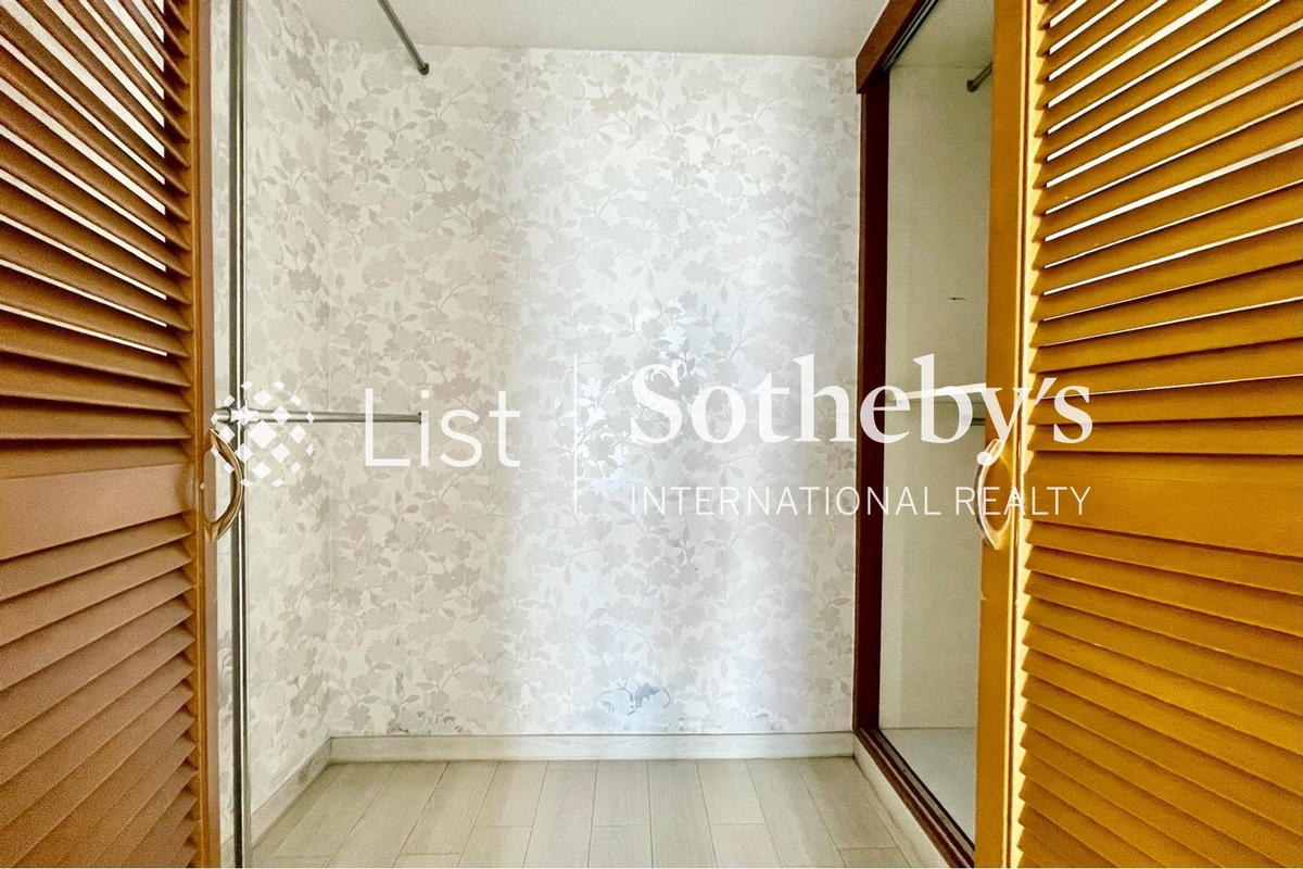 Tavistock II 腾皇居 II | Walk-in Closet in Master Bedroom 