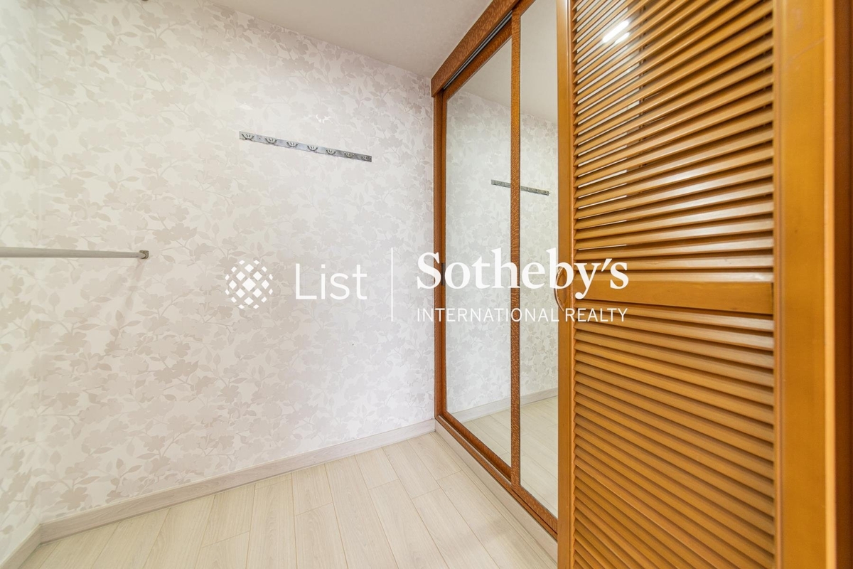 Tavistock II 騰皇居 II | Walk-in Closet in Master Bedroom