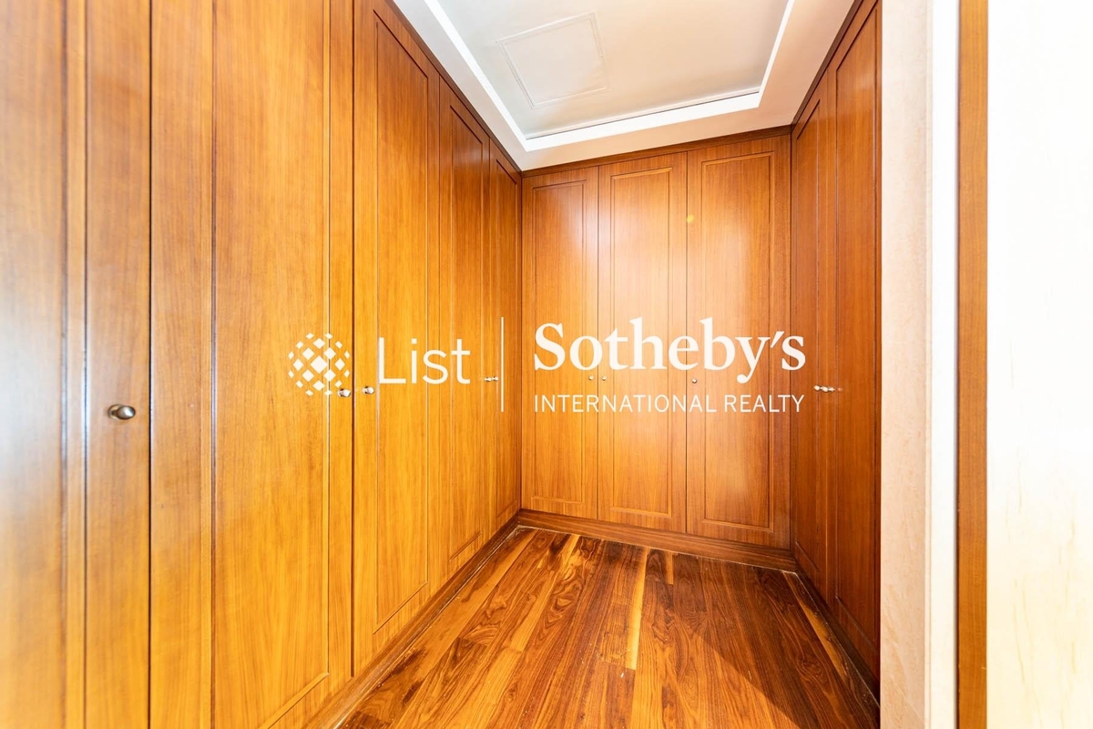 Tavistock I 騰皇居 | Walk-in Closet in Master Bedroom