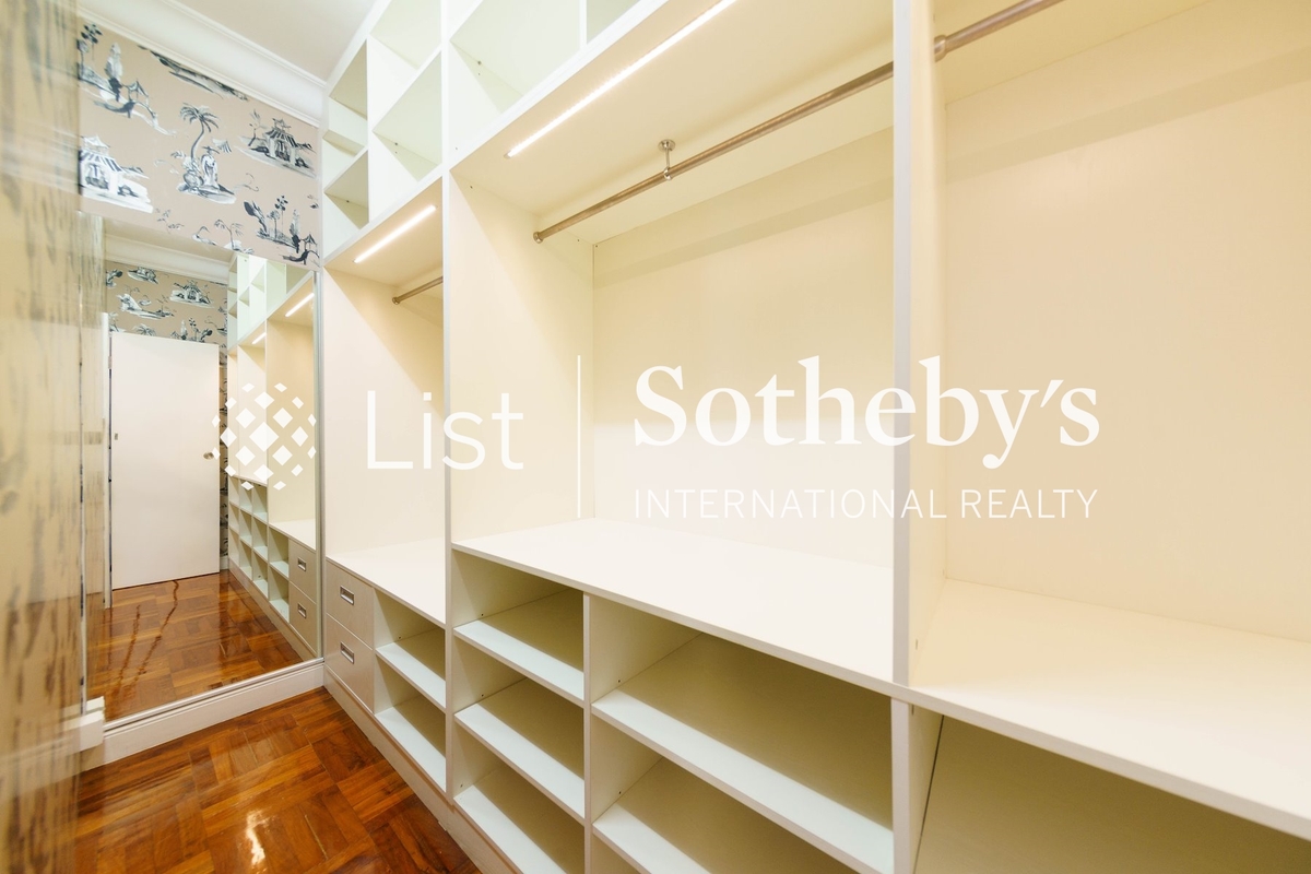 Century Tower 世紀大廈 | Walk-in Closet in Master Bedroom 