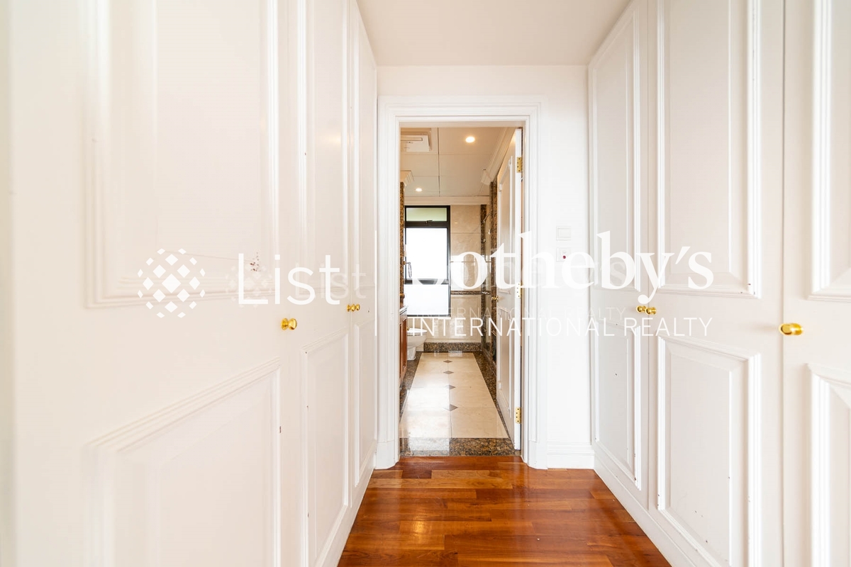 Aigburth 譽皇居 | Walk-in Closet in Master Bedroom 