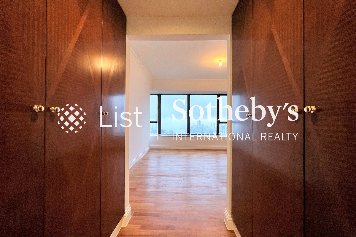 Aigburth 譽皇居 | Built-in Wardrobe in Master Bedroom 