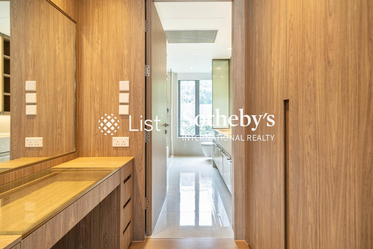 Branksome Grande Branksome Grande | Walk-in Closet in Master Bedroom