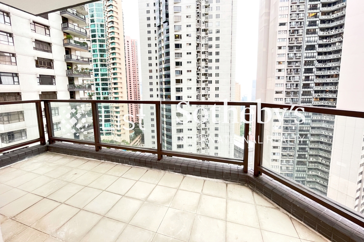 Tregunter 地利根德閣 | Balcony off Living and Dining Room
