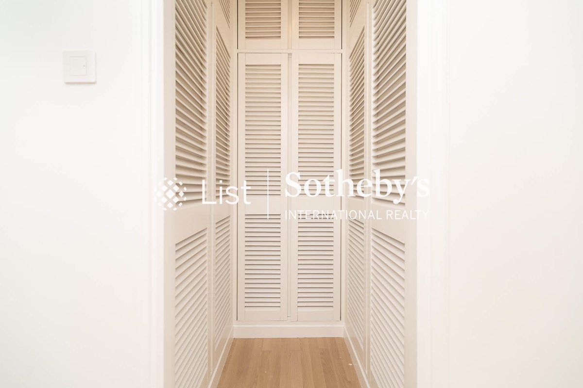 Garden Terrace 花園台 | Walk-in Closet in Master Bedroom