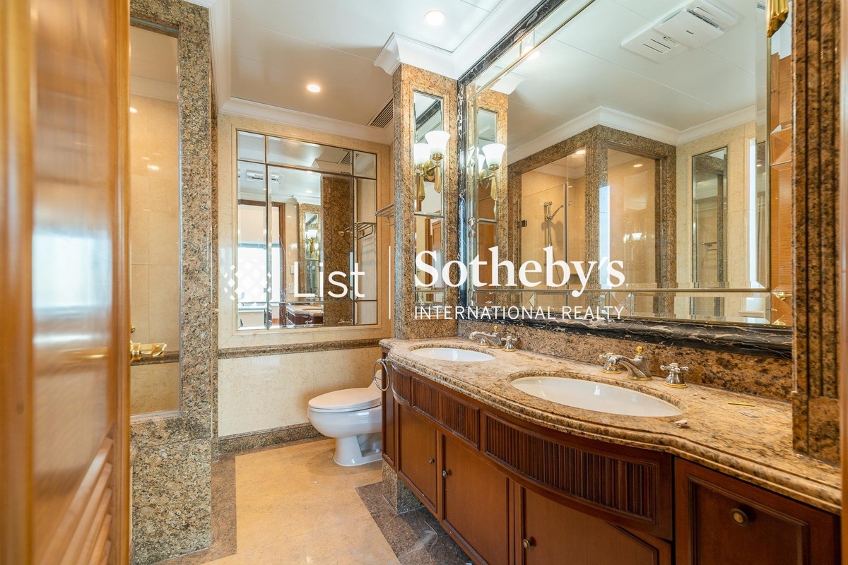 Branksome Crest Branksome Crest | Master Bathroom
