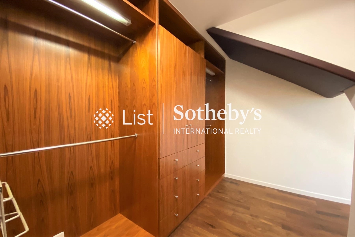 No. 39 Deep Water Bay Road 深水灣道39號 | Walk-in Closet in Master Bedroom