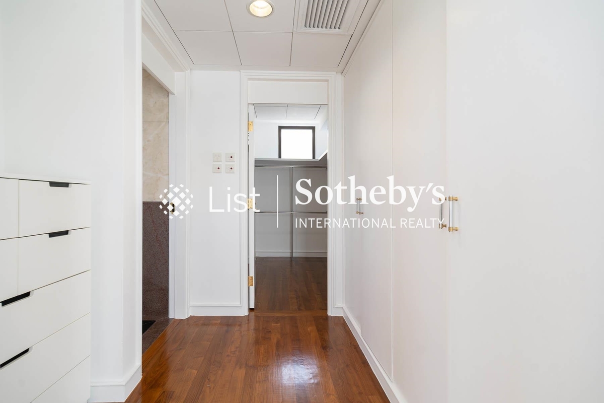 No. 61-63 Deep Water Bay Road 深水灣道61-63號 | Walk-in Closet in Master Bedroom
