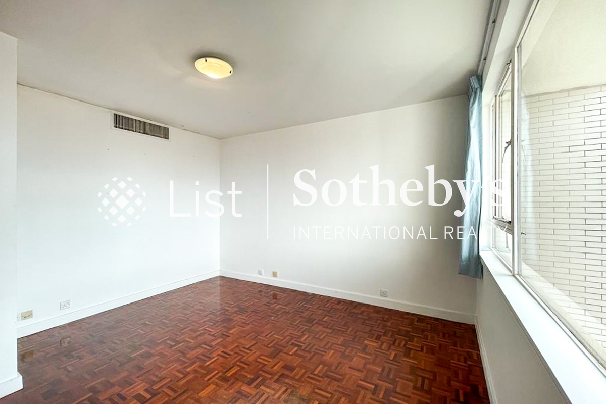 May Tower 梅苑 | Third Bedroom