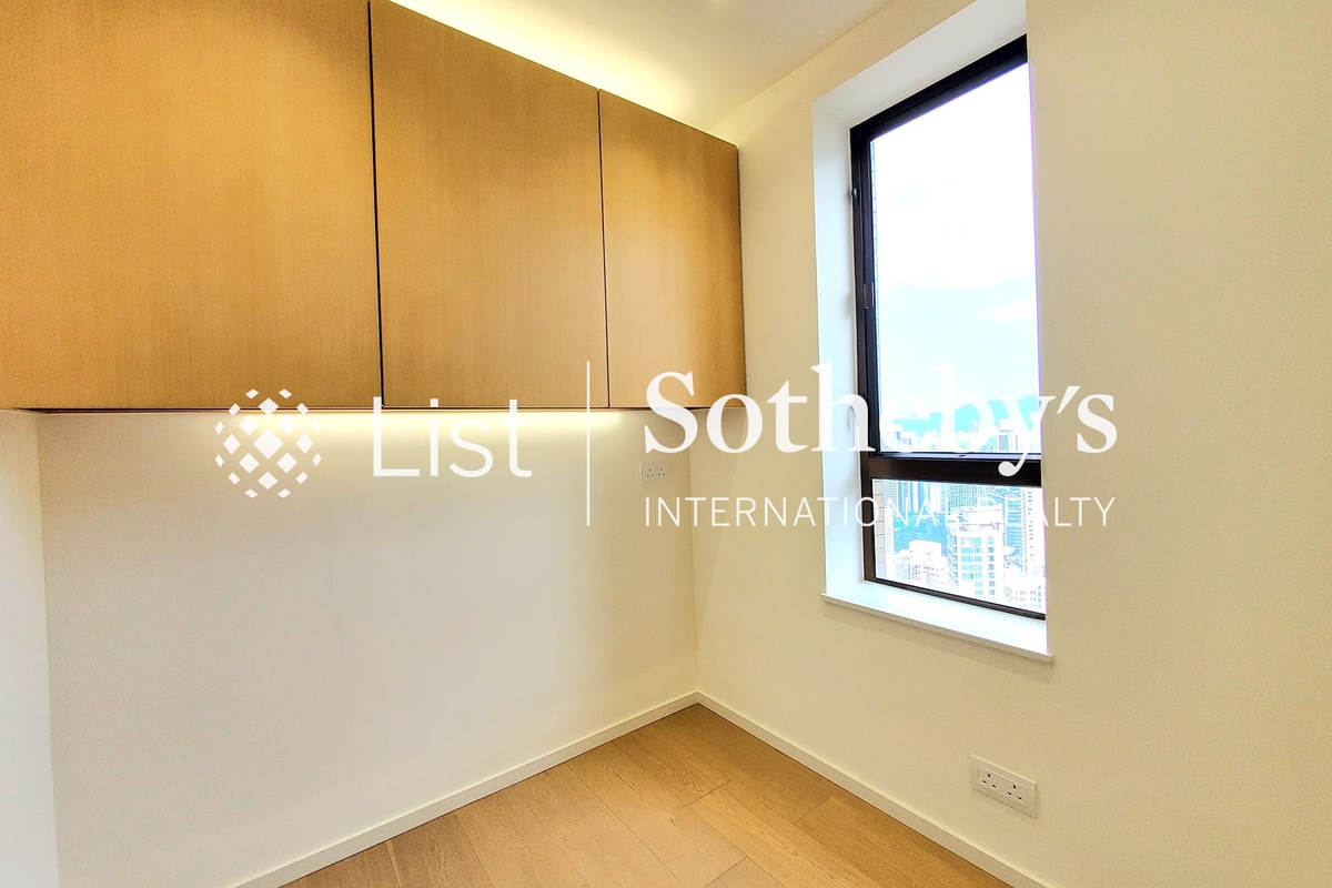 Garden Terrace 花園台 | Walk-in Closet in Master Bedroom 