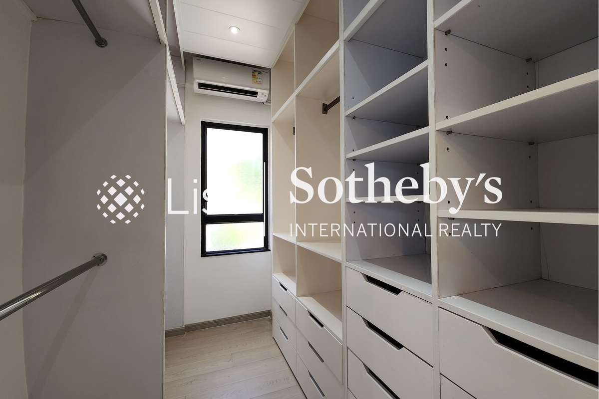 No. 32 Repulse Bay Road 淺水灣道32號 | Walk-in Closet in Master Bedroom 