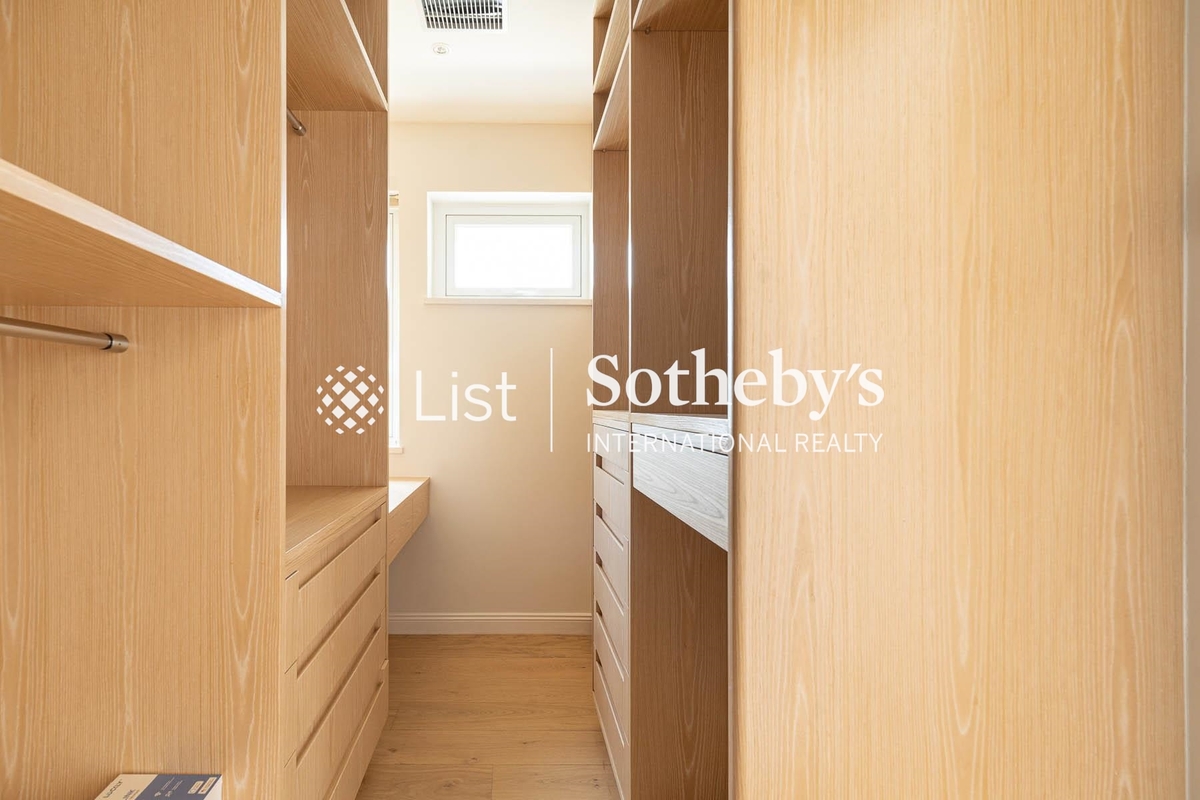 Monte Verde 南山別墅 | Walk-in Closet in Master Bedroom