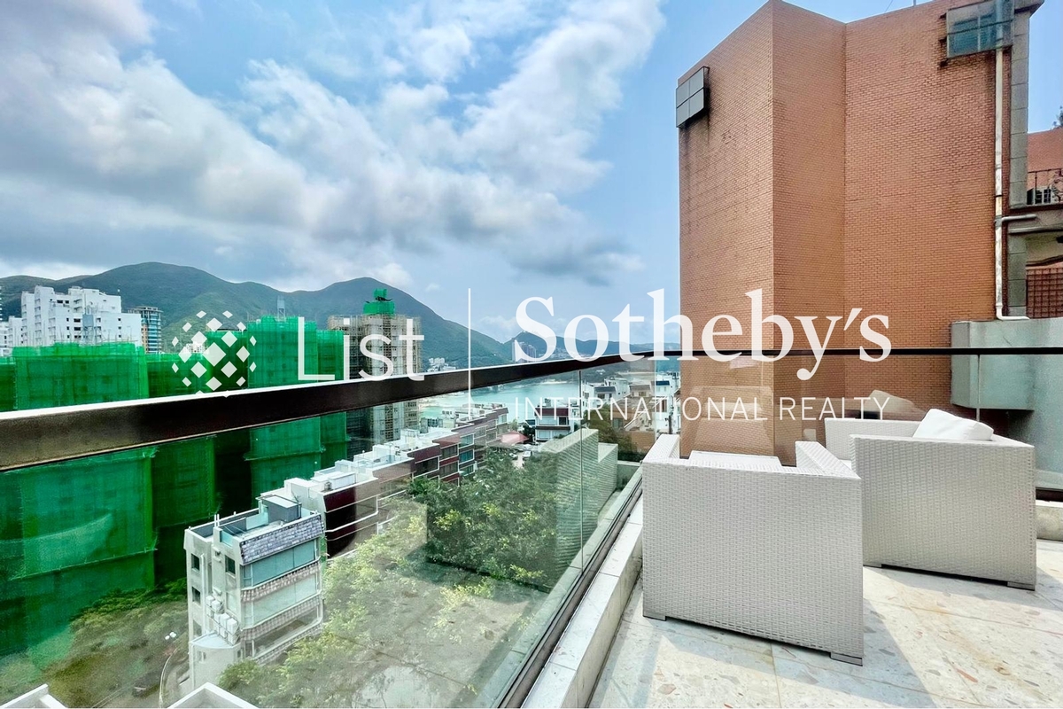 Belleview Place 寶晶苑 | Balcony off Family Room