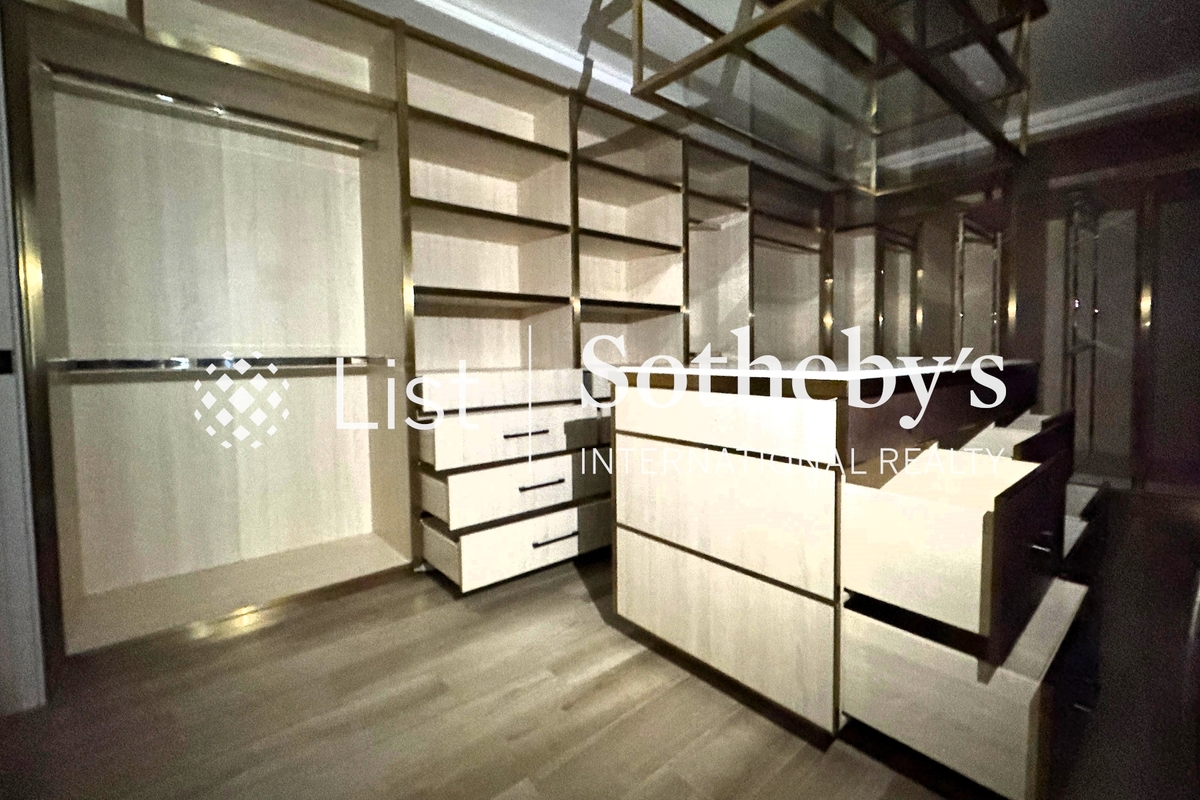 Belleview Place 寶晶苑 | Walk-in Closet in Master Bedroom 