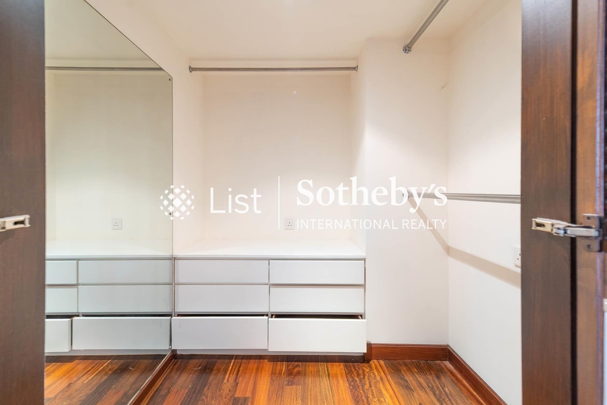 Broadwood Park 柏樂苑 | Walk-in Closet in Master Bedroom