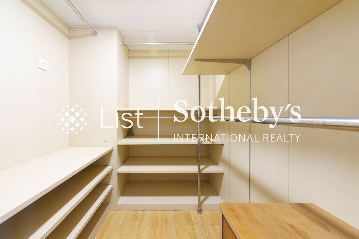 Broadwood Park 柏樂苑 | Walk-in Closet in Master Bedroom 