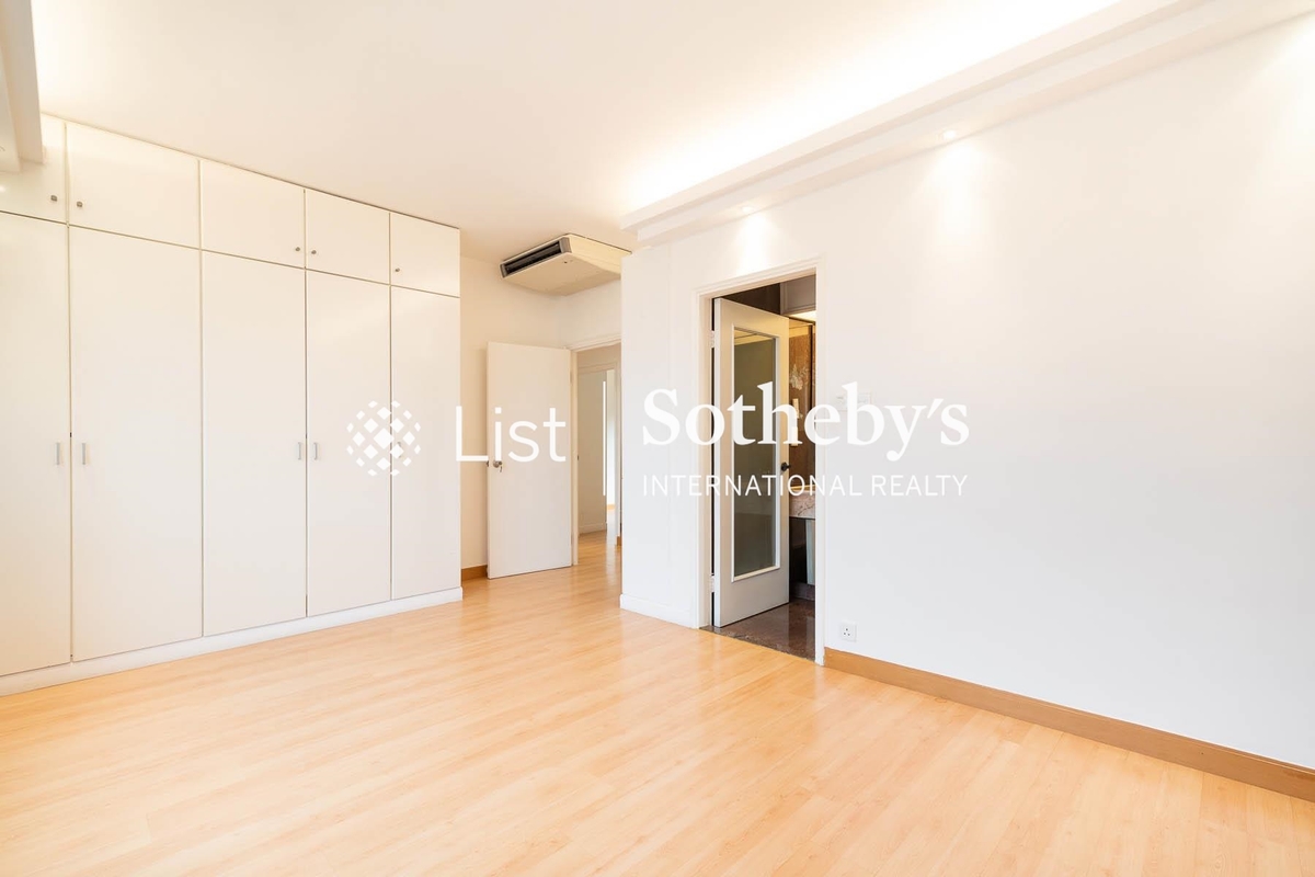 Nicholson Tower 蔚豪苑 | Built-in Wardrobe in Master Bedroom