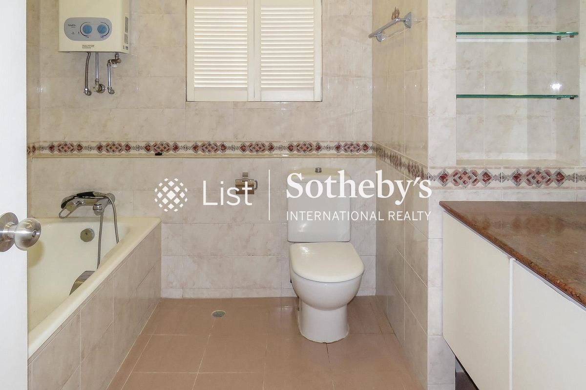 Bellevue Court 碧蕙園 | Master Bathroom