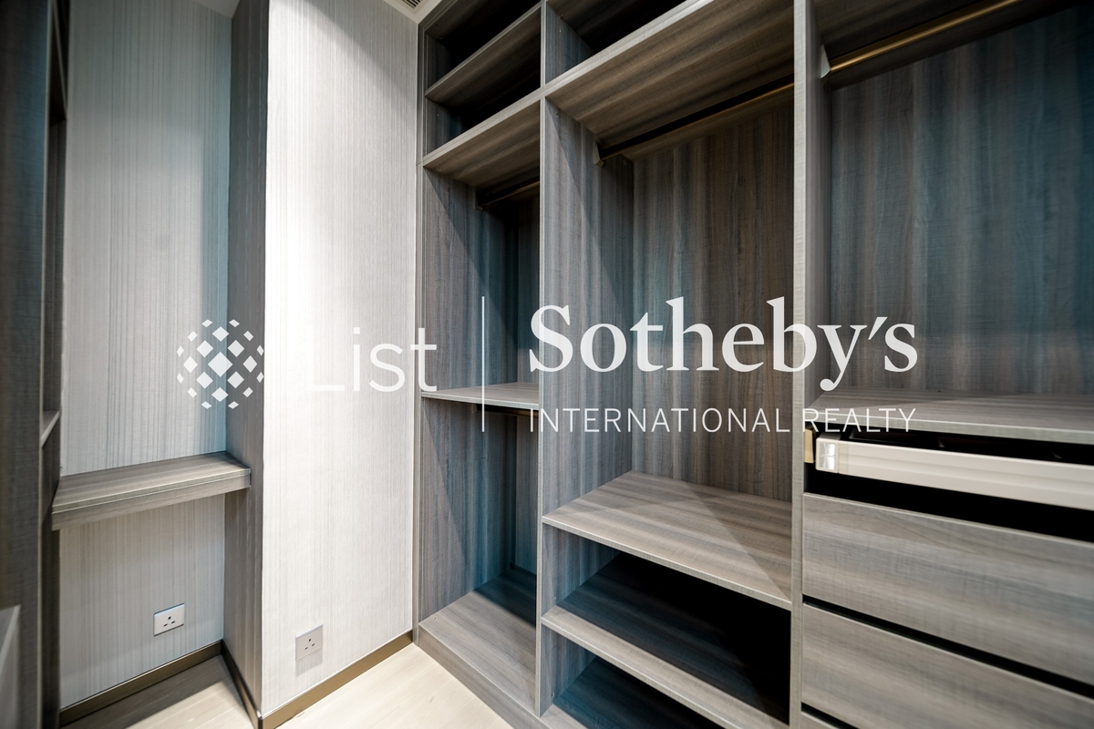 Infinity Infinity | Walk-in Closet in Master Bedroom 