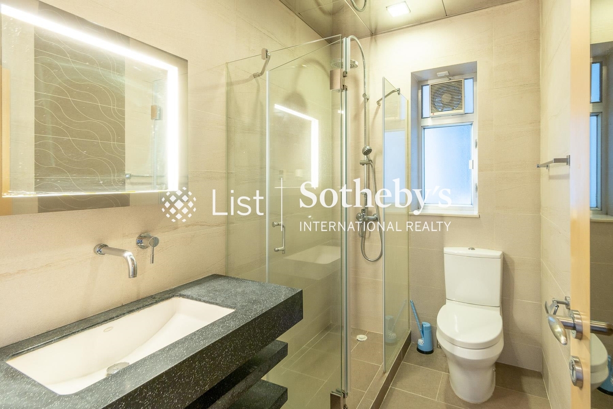 Evergreen Villa 松柏新邨 | Guest Bathroom