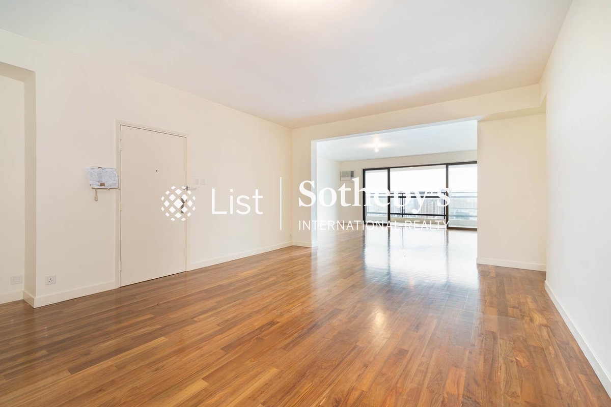 Evergreen Villa 松柏新邨 | Living and Dining Room