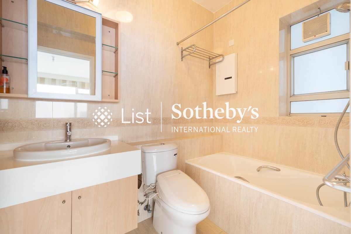 Evergreen Villa 松柏新邨 | Master Bathroom