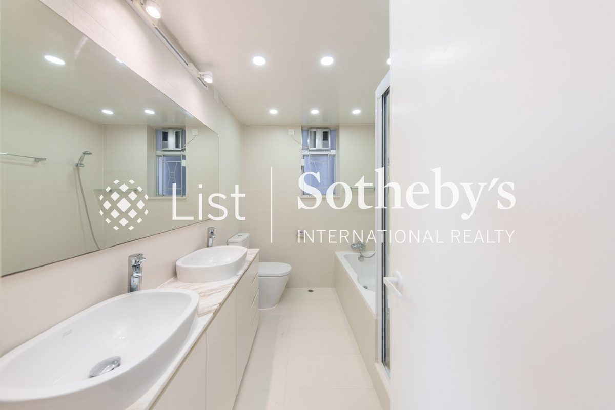 Evergreen Villa 松柏新邨 | Master Bathroom