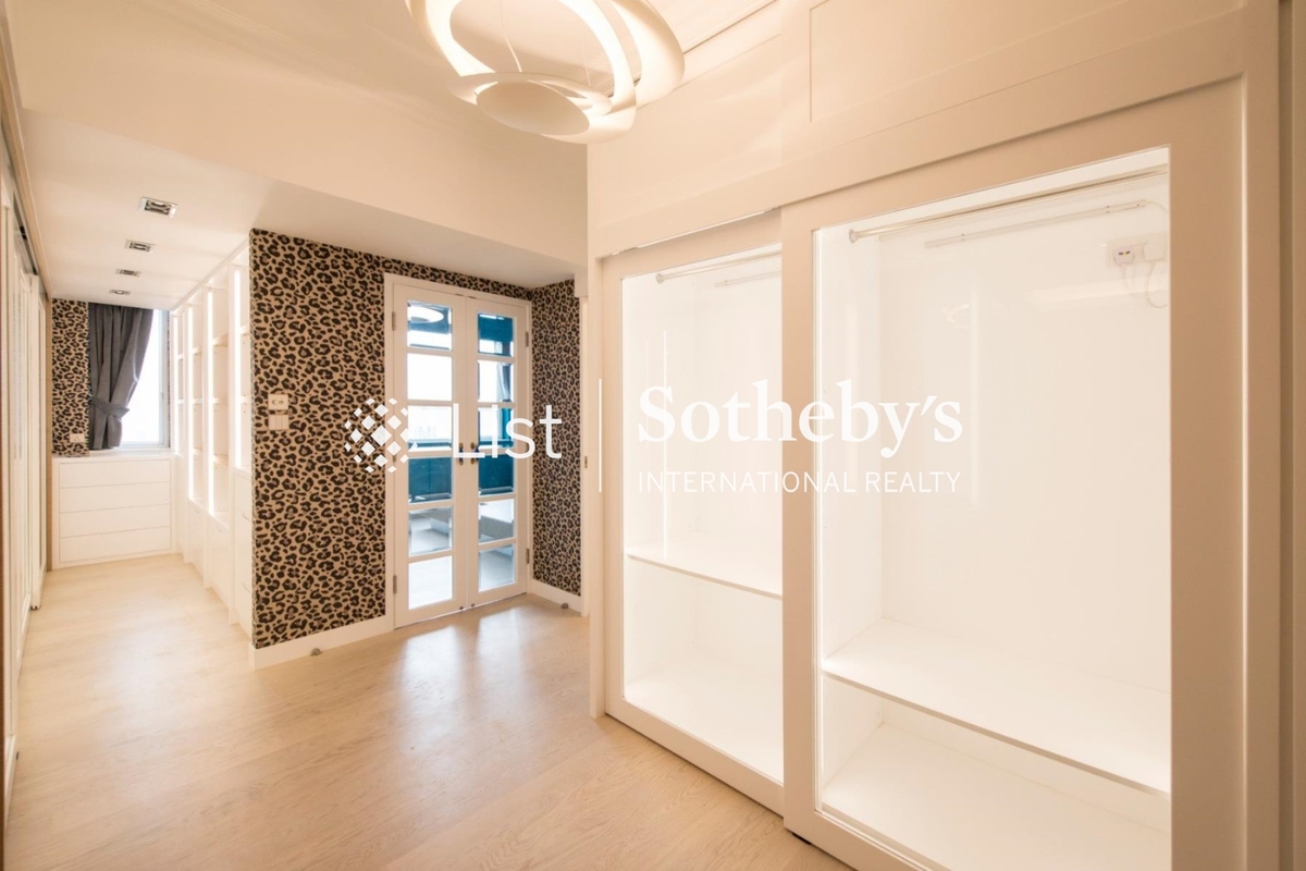 Evergreen Villa 松柏新邨 | Walk-in Closet in Master Bedroom