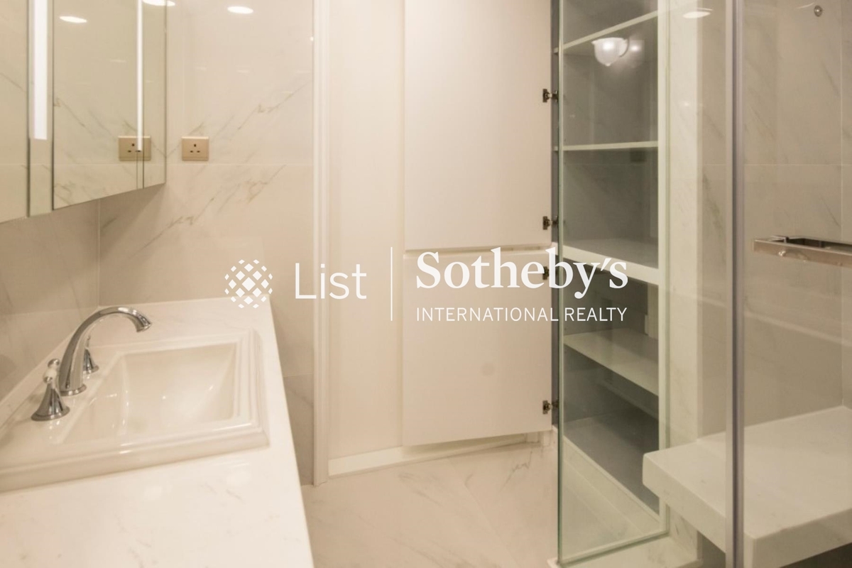 Evergreen Villa 松柏新邨 | Master Bathroom