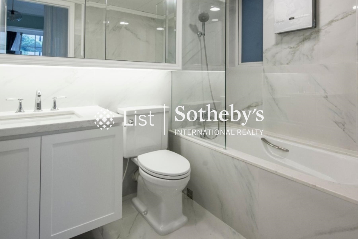 Evergreen Villa 松柏新邨 | Guest Bathroom