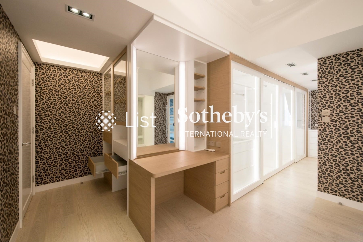 Evergreen Villa 松柏新邨 | Walk-in Closet in Master Bedroom