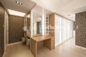 Evergreen Villa 松柏新邨 | Walk-in Closet in Master Bedroom
