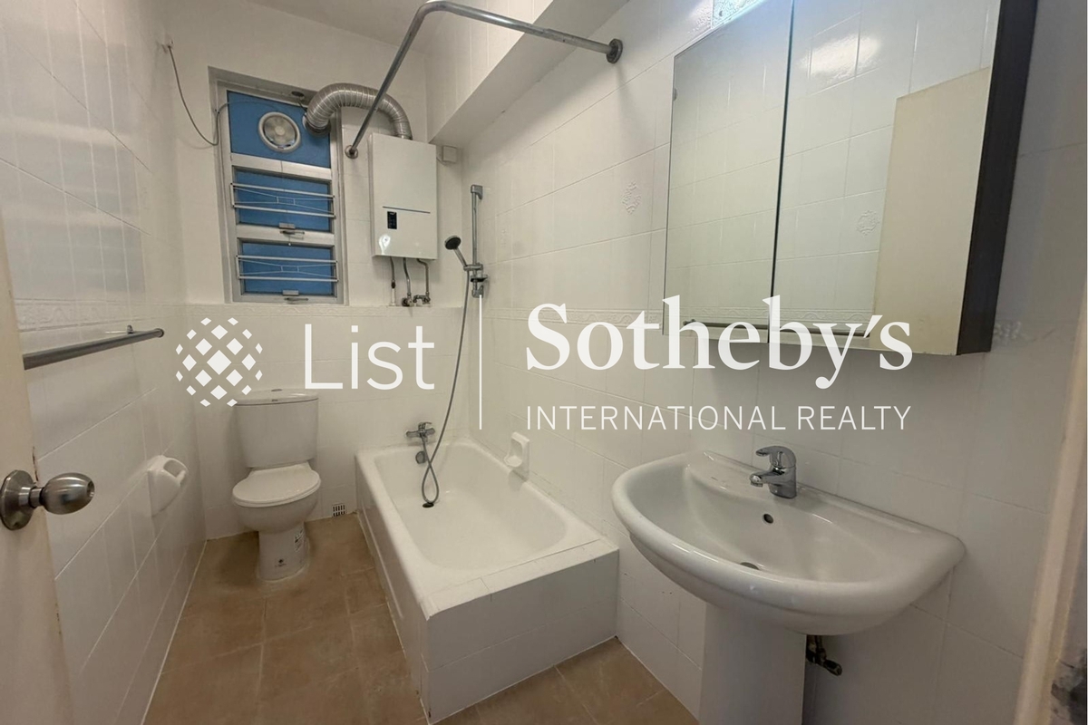 Evergreen Villa 松柏新邨 | Master Bathroom