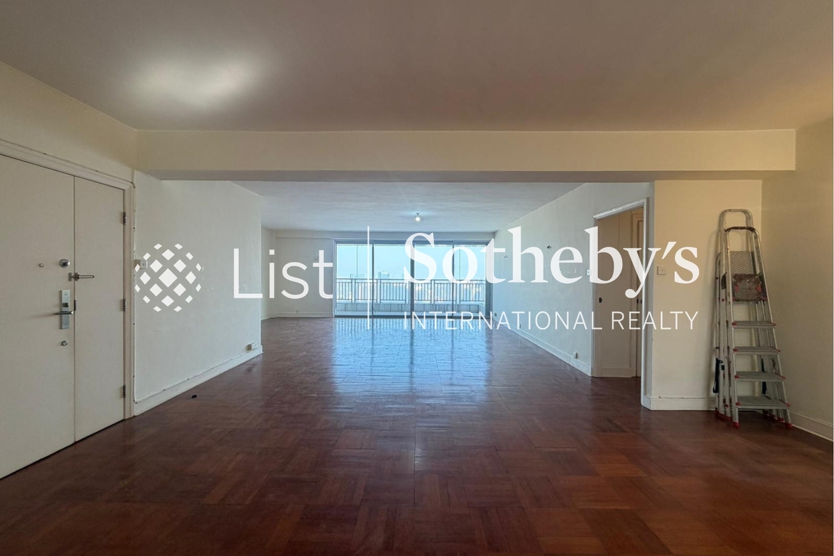 Evergreen Villa 松柏新邨 | Living and Dining Room