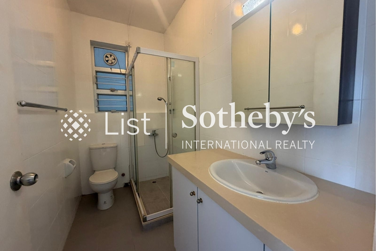 Evergreen Villa 松柏新邨 | Guest Bathroom