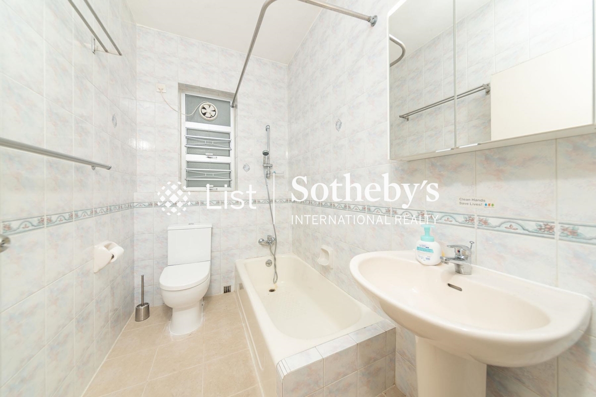 Evergreen Villa 松柏新邨 | Guest Bathroom