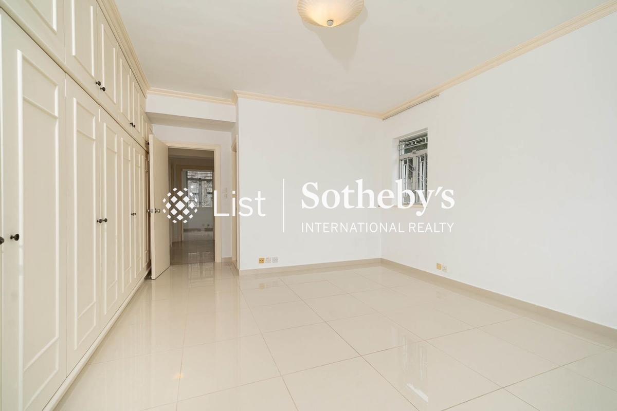 Evergreen Villa 松柏新邨 | Built-in Wardrobe in Master Bedroom