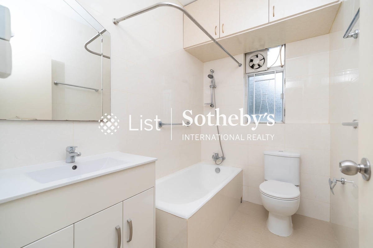 Evergreen Villa 松柏新邨 | Guest Bathroom