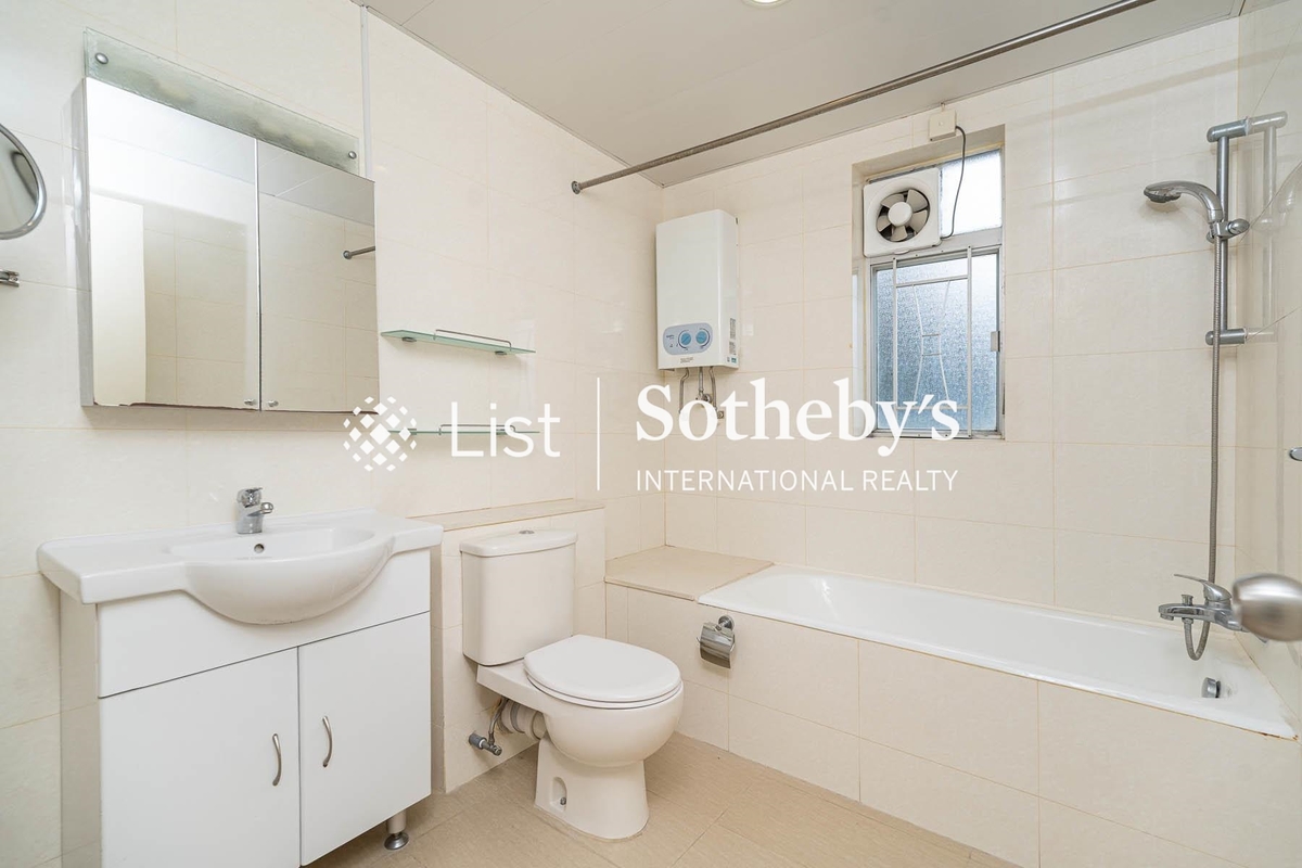 Evergreen Villa 松柏新邨 | Master Bathroom