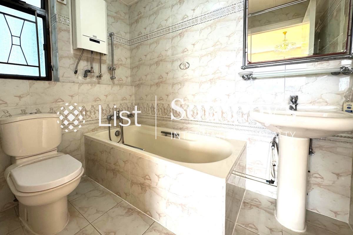 Evergreen Villa 松柏新邨 | Master Bathroom