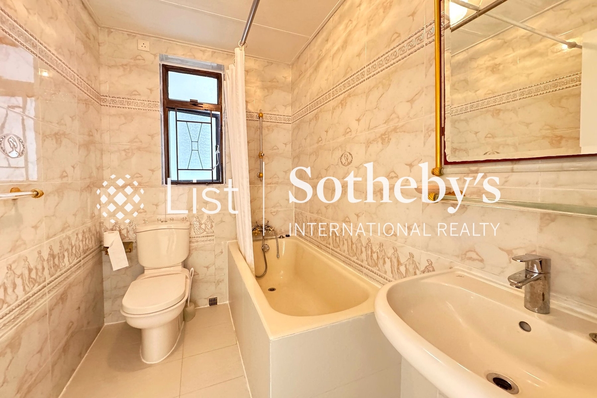 Evergreen Villa 松柏新邨 | Guest Bathroom