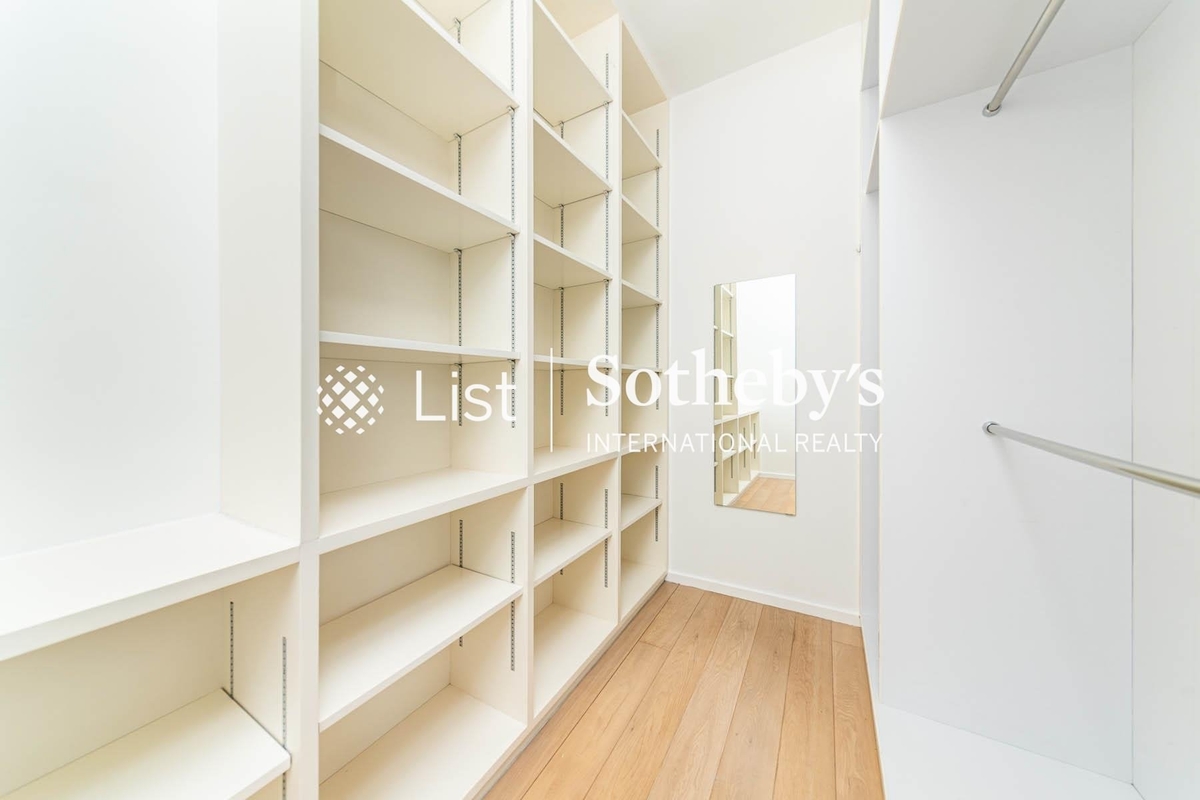 98 Repulse Bay Road 浅水湾道98号 | Walk-in Closet in Master Bedroom