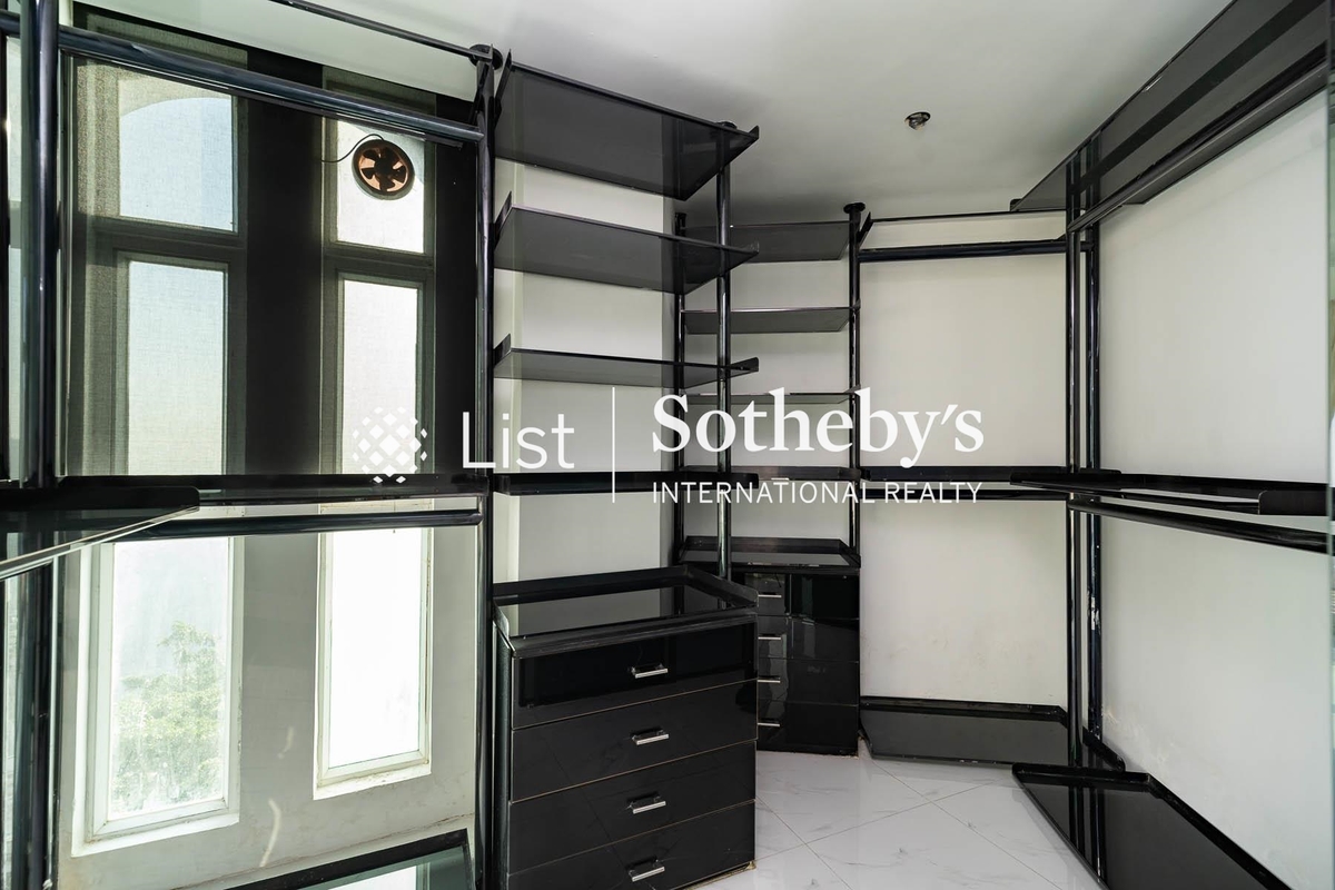 Cheuk Nang Lookout 卓能山莊 | Walk-in Closet in Master Bedroom
