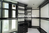 Cheuk Nang Lookout 卓能山莊 | Walk-in Closet in Master Bedroom