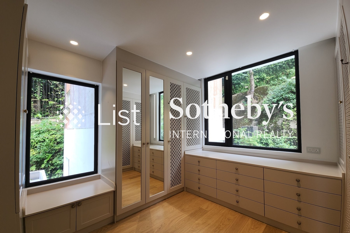 Wing On Villas 永安邨 | Dressing Area in Master Bedroom 